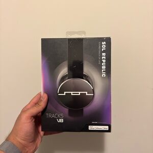 Sol Republic Tracks V8 Wired Headphones New in Box